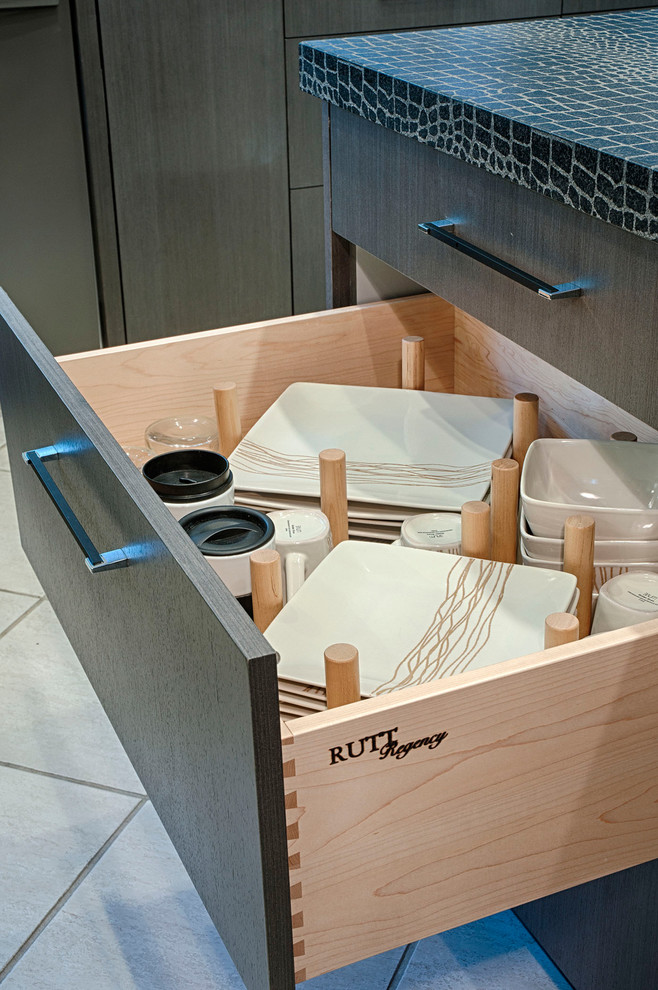 Foto de cocina comedor moderna con armarios con paneles lisos, puertas de armario grises y electrodomésticos de acero inoxidable