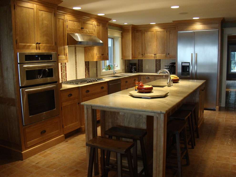 Modern inredning av ett avskilt, mellanstort l-kök, med en undermonterad diskho, luckor med profilerade fronter, skåp i mellenmörkt trä, granitbänkskiva, flerfärgad stänkskydd, stänkskydd i keramik, rostfria vitvaror, klinkergolv i keramik och en köksö