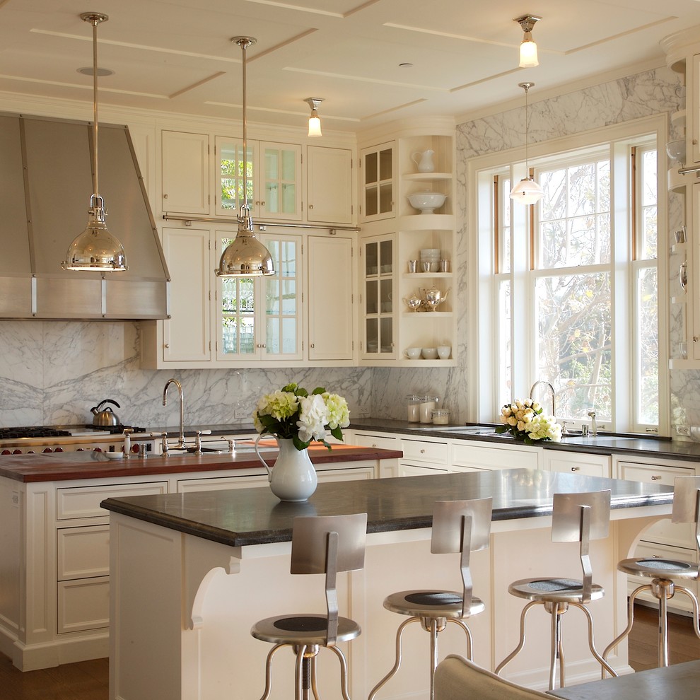 Klassische Küche mit Schrankfronten mit vertiefter Füllung, beigen Schränken, Küchenrückwand in Grau, zwei Kücheninseln und Rückwand aus Marmor in Los Angeles
