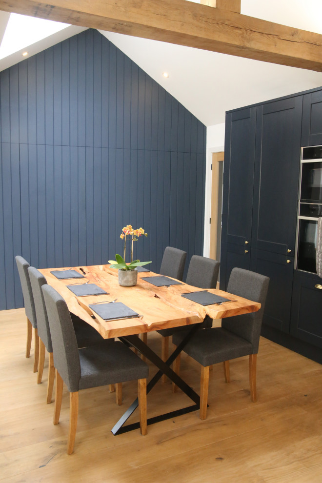 Стильный дизайн: маленькая кухня в скандинавском стиле с светлым паркетным полом для на участке и в саду - последний тренд