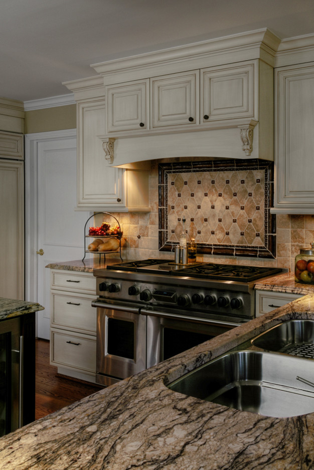 Exempel på ett stort klassiskt kök, med en undermonterad diskho, luckor med upphöjd panel, vita skåp, granitbänkskiva, beige stänkskydd, stänkskydd i keramik, rostfria vitvaror, mörkt trägolv och en köksö