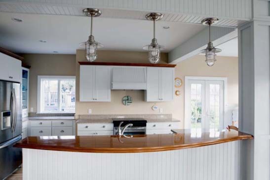 Exempel på ett kök och matrum, med skåp i shakerstil, vita skåp, bänkskiva i kvartsit, beige stänkskydd, rostfria vitvaror och en köksö