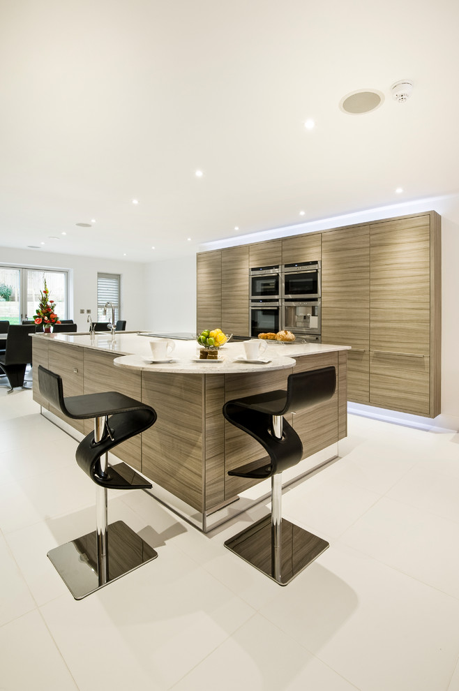 Zweizeilige, Mittelgroße Moderne Küche mit flächenbündigen Schrankfronten, hellbraunen Holzschränken, Elektrogeräten mit Frontblende und Kücheninsel in West Midlands