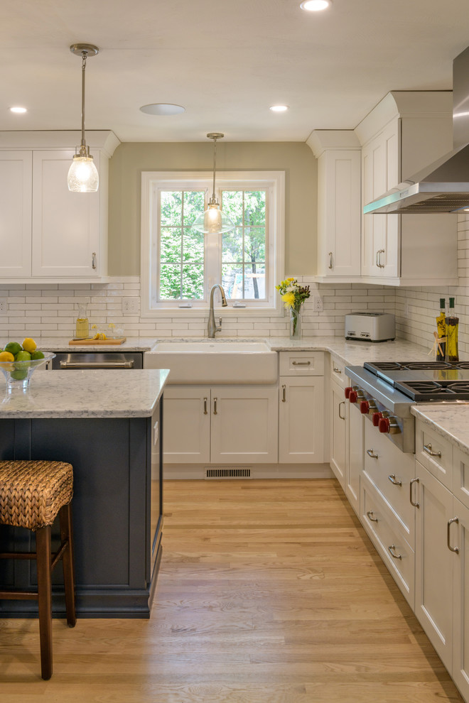 Klassische Wohnküche mit Küchenrückwand in Weiß, Rückwand aus Metrofliesen, Kücheninsel und weißer Arbeitsplatte in Boston