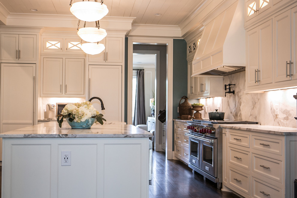 Bild på ett stort vintage flerfärgad flerfärgat kök, med en rustik diskho, luckor med infälld panel, vita skåp, marmorbänkskiva, flerfärgad stänkskydd, stänkskydd i marmor, integrerade vitvaror, mellanmörkt trägolv, en köksö och brunt golv