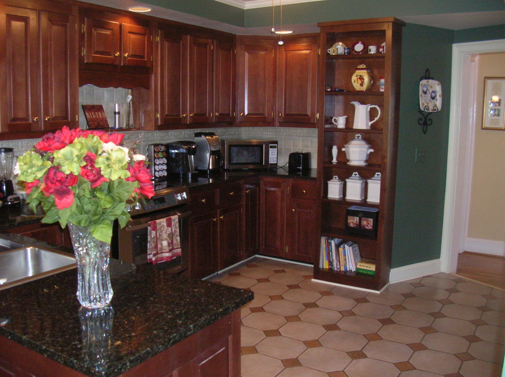 Natchez Colonial Traditional Kitchen Atlanta by Building