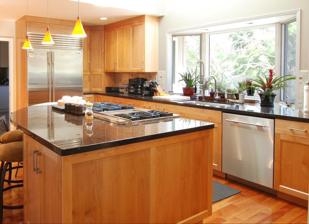 Mid-sized minimalist u-shaped medium tone wood floor eat-in kitchen photo in San Francisco with a single-bowl sink, recessed-panel cabinets, medium tone wood cabinets, granite countertops, gray backsplash, ceramic backsplash, stainless steel appliances and an island