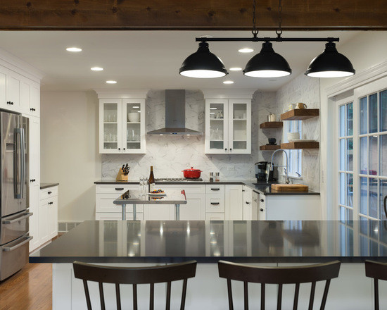 Exempel på ett mellanstort modernt kök, med en undermonterad diskho, skåp i shakerstil, vita skåp, marmorbänkskiva, vitt stänkskydd, stänkskydd i marmor, rostfria vitvaror, mellanmörkt trägolv och en köksö