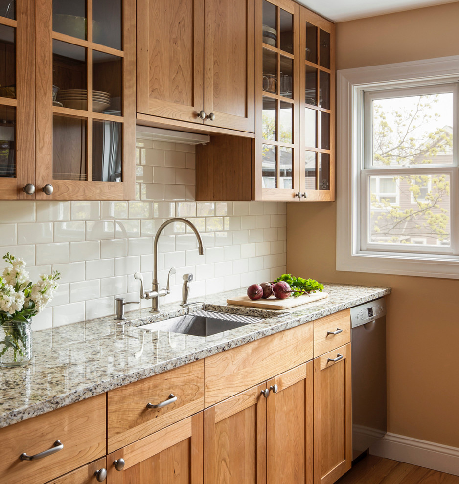 Modelo de cocina de estilo de casa de campo pequeña con armarios con rebordes decorativos y puertas de armario de madera clara