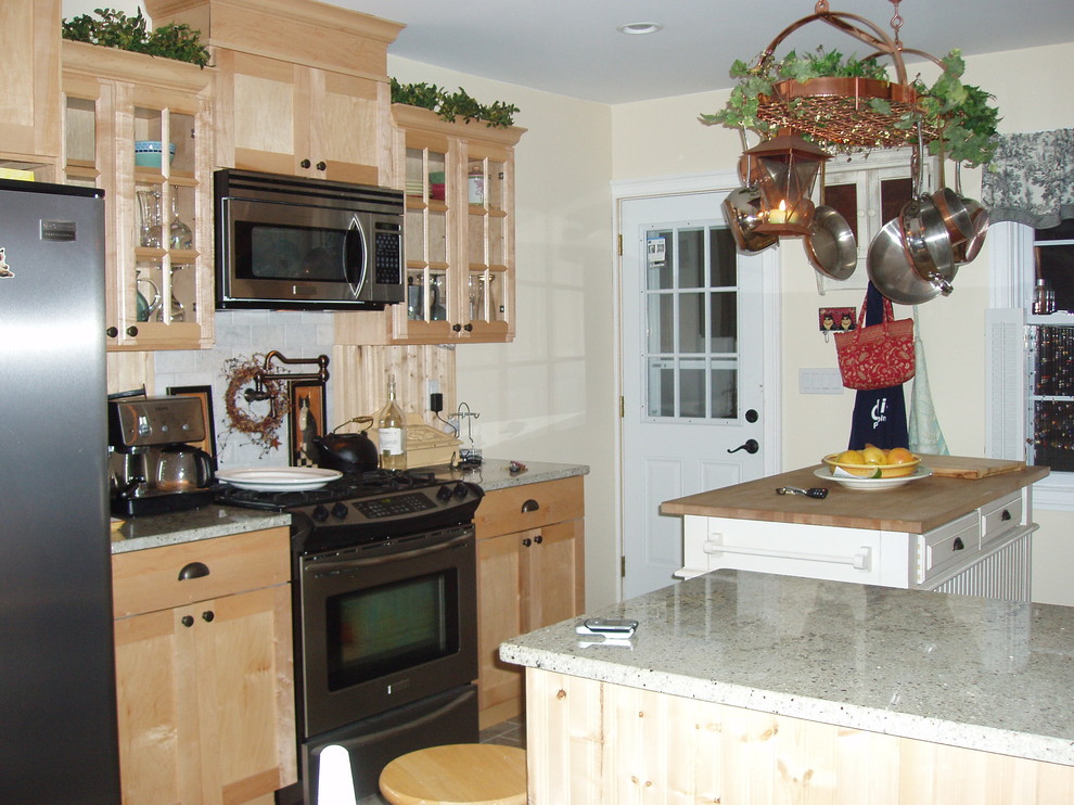 Bild på ett lantligt kök och matrum, med en rustik diskho, skåp i shakerstil, skåp i ljust trä, granitbänkskiva, vitt stänkskydd, stänkskydd i keramik, rostfria vitvaror, klinkergolv i keramik och en köksö
