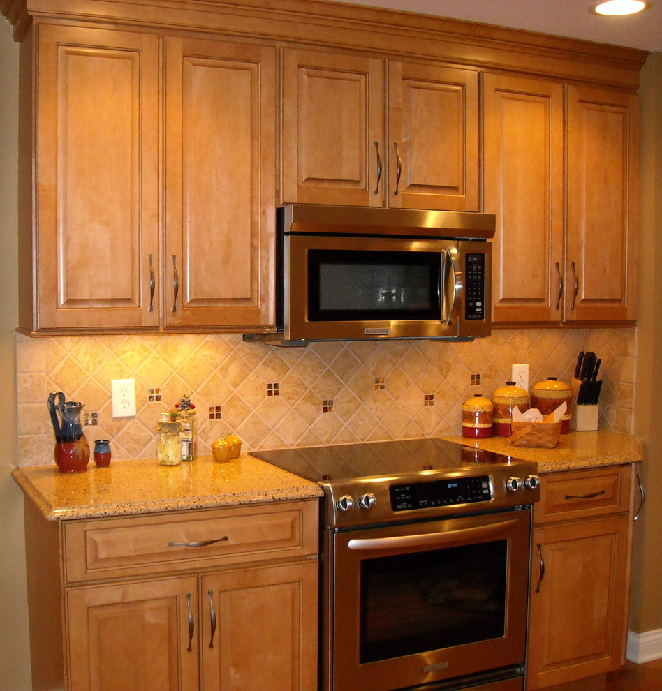 Natural Maple (Kitchen Remodel) Traditional Kitchen