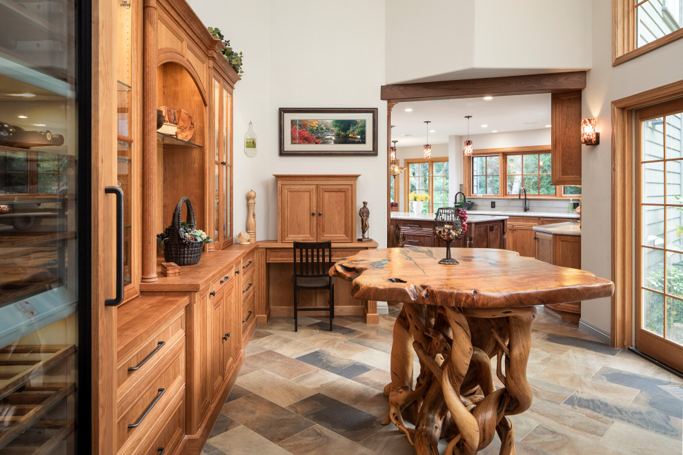 Exempel på ett stort klassiskt beige beige kök och matrum, med en undermonterad diskho, luckor med upphöjd panel, skåp i mellenmörkt trä, granitbänkskiva, grått stänkskydd, stänkskydd i glaskakel, integrerade vitvaror, skiffergolv, en köksö och flerfärgat golv