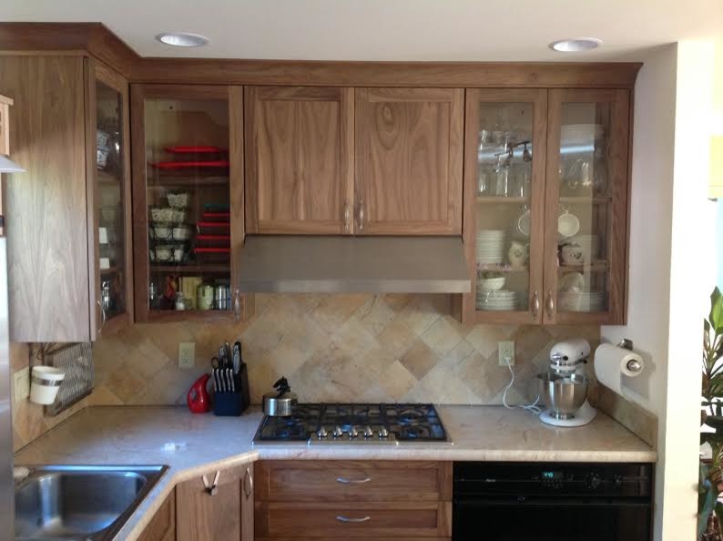 Foto di una piccola cucina chic con lavello integrato, ante in stile shaker, ante in legno scuro, top in laminato, paraspruzzi beige, paraspruzzi con piastrelle di cemento, elettrodomestici neri e parquet chiaro