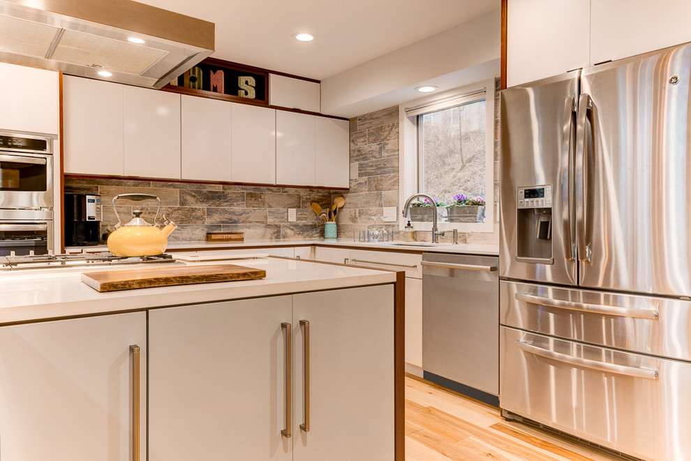 Exempel på ett mellanstort modernt kök, med en undermonterad diskho, släta luckor, vita skåp, bänkskiva i koppar, brunt stänkskydd, stänkskydd i trä, rostfria vitvaror, en köksö och ljust trägolv
