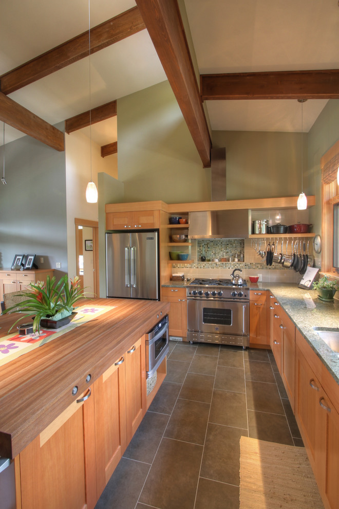 Exemple d'une cuisine chic en bois brun avec un évier encastré, un placard à porte shaker, une crédence multicolore et un électroménager en acier inoxydable.