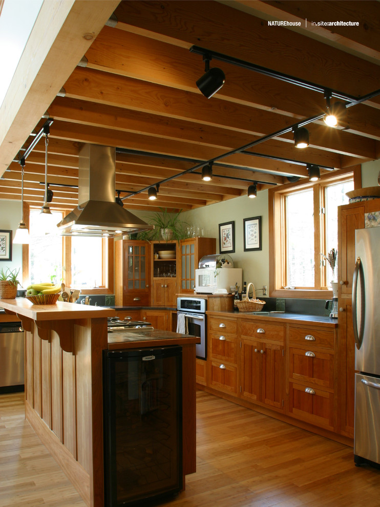 Immagine di una cucina minimal di medie dimensioni con ante di vetro, ante in legno scuro, top in superficie solida e pavimento in bambù