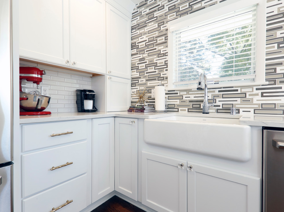 Modern inredning av ett avskilt, mellanstort vit vitt l-kök, med en rustik diskho, släta luckor, vita skåp, bänkskiva i koppar, flerfärgad stänkskydd, rostfria vitvaror, mörkt trägolv, en köksö och brunt golv