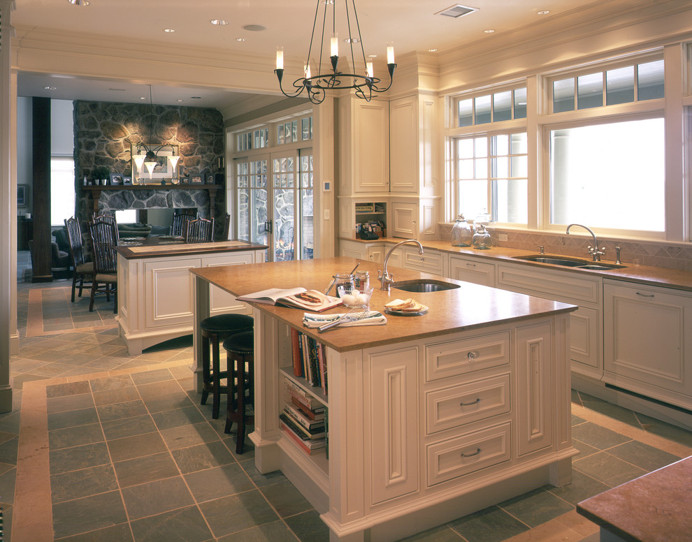 Example of a classic kitchen design in New York