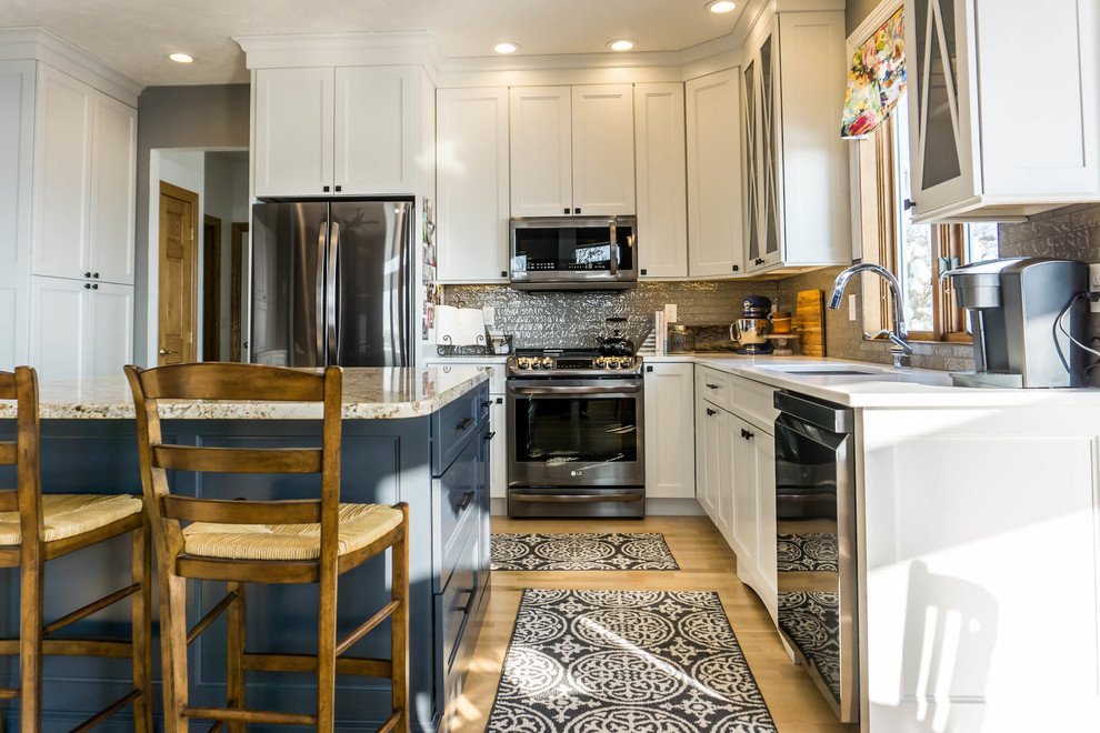 Idéer för att renovera ett mellanstort vintage beige beige kök, med luckor med profilerade fronter, blå skåp, granitbänkskiva, grått stänkskydd, stänkskydd i keramik, rostfria vitvaror, ljust trägolv, en köksö och beiget golv