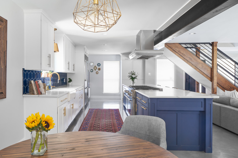 Idéer för att renovera ett stort vintage vit linjärt vitt kök och matrum, med vita skåp, blått stänkskydd, stänkskydd i keramik, en köksö och grått golv