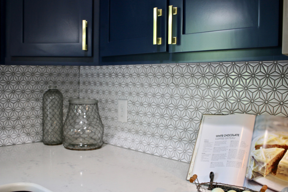 Bild på ett stort lantligt vit vitt kök, med en trippel diskho, skåp i shakerstil, blå skåp, bänkskiva i kvarts, vitt stänkskydd, stänkskydd i keramik, färgglada vitvaror, klinkergolv i keramik, en köksö och grått golv
