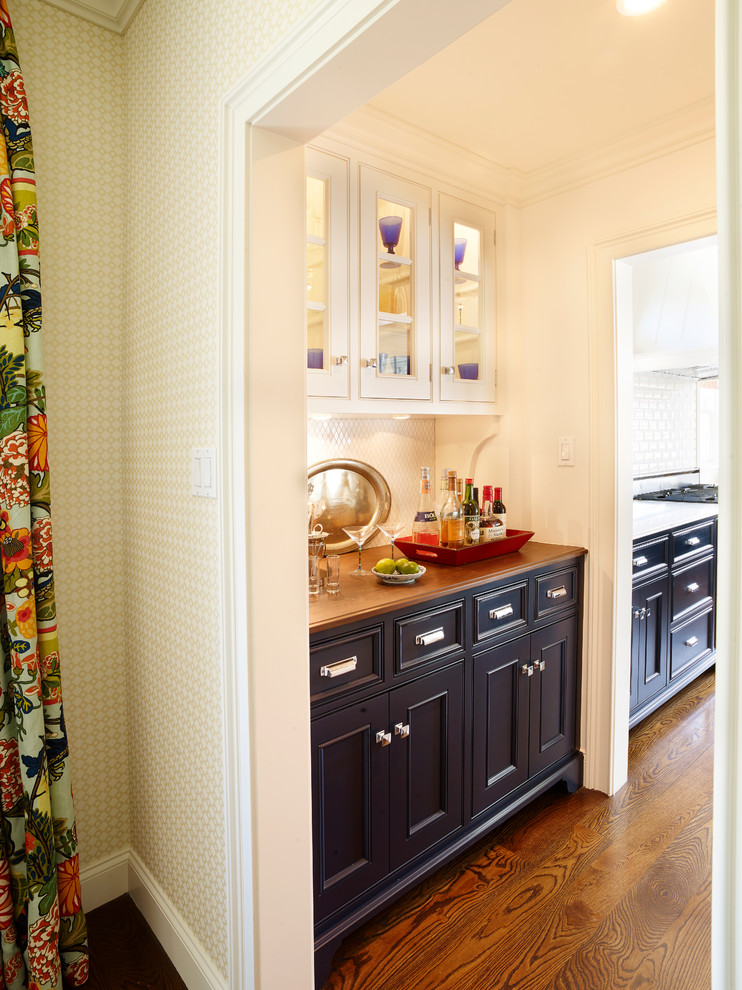 Inspiration pour une petite cuisine linéaire traditionnelle avec un placard à porte affleurante, des portes de placard bleues, un plan de travail en bois, une crédence blanche, une crédence en marbre, parquet foncé et un sol marron.