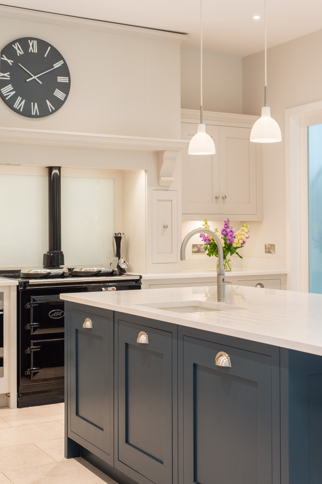 Exempel på ett klassiskt vit vitt kök och matrum, med en integrerad diskho, skåp i shakerstil, blå skåp, bänkskiva i kvartsit, vitt stänkskydd, rostfria vitvaror, en köksö och vitt golv
