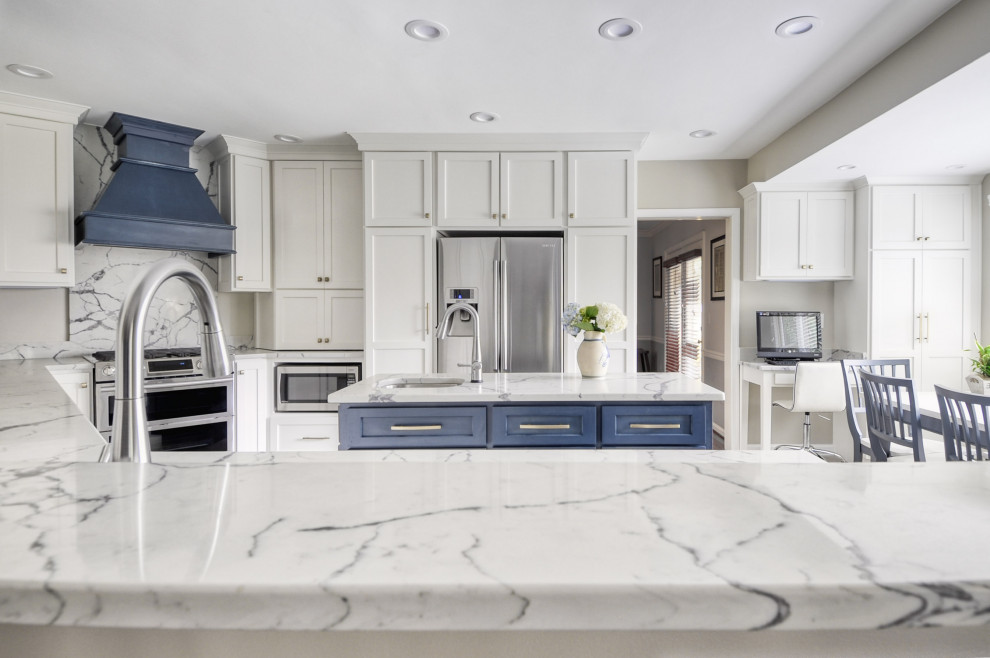 Foto di una cucina classica di medie dimensioni con lavello sottopiano, ante in stile shaker, ante bianche, top in quarzite, elettrodomestici in acciaio inossidabile, pavimento in laminato, pavimento grigio e top bianco