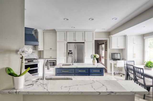 Navy Stained Island, Hood vent and Floating Shelves in White Shaker Kitchen  - Transitional - Kitchen - DC Metro - by Kim Johnson Designs, LLC | Houzz UK