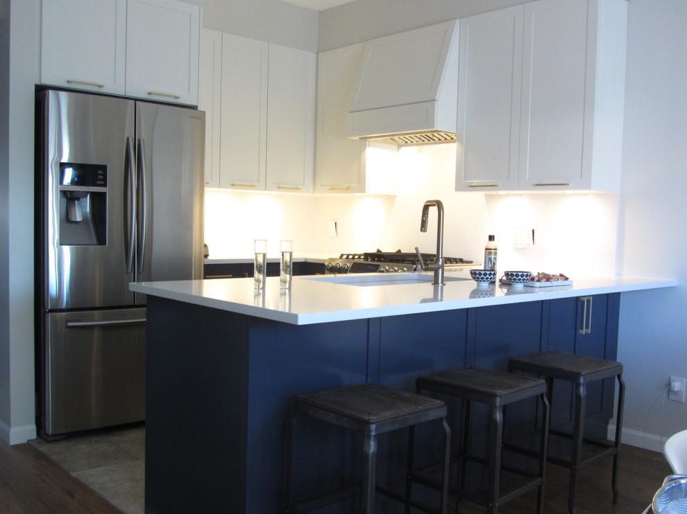 Immagine di una cucina classica di medie dimensioni con lavello a doppia vasca, ante in stile shaker, ante blu, top in quarzite, paraspruzzi bianco, paraspruzzi in lastra di pietra, elettrodomestici in acciaio inossidabile, pavimento in marmo, pavimento grigio e top bianco