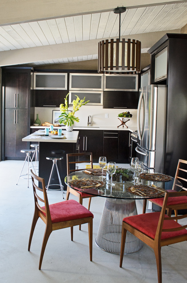 Стильный дизайн: угловая кухня в современном стиле с столешницей из кварцевого агломерата, белым фартуком и островом - последний тренд
