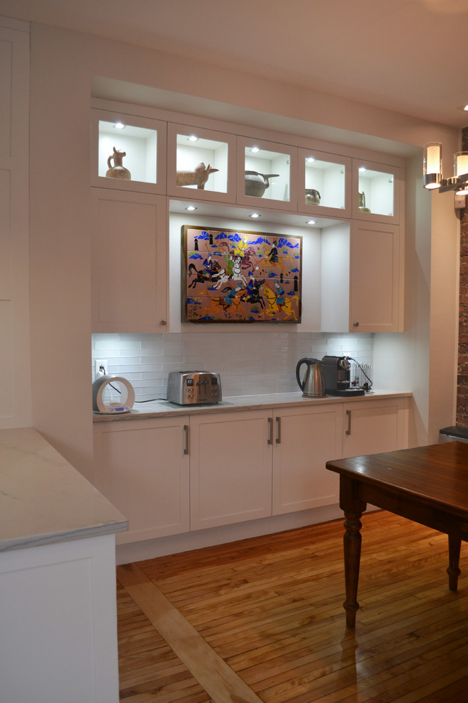 Exempel på ett mellanstort modernt kök, med en undermonterad diskho, skåp i shakerstil, vita skåp, bänkskiva i kvartsit, vitt stänkskydd, stänkskydd i glaskakel, rostfria vitvaror och en köksö
