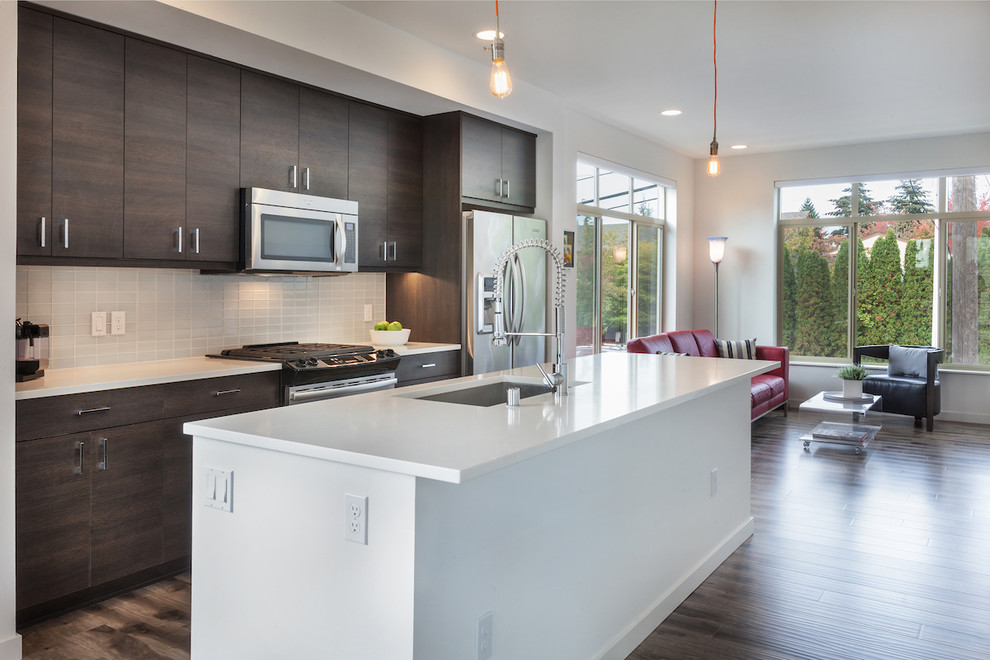 Einzeilige Moderne Küche mit flächenbündigen Schrankfronten, hellbraunen Holzschränken, Küchenrückwand in Beige und Kücheninsel in Seattle