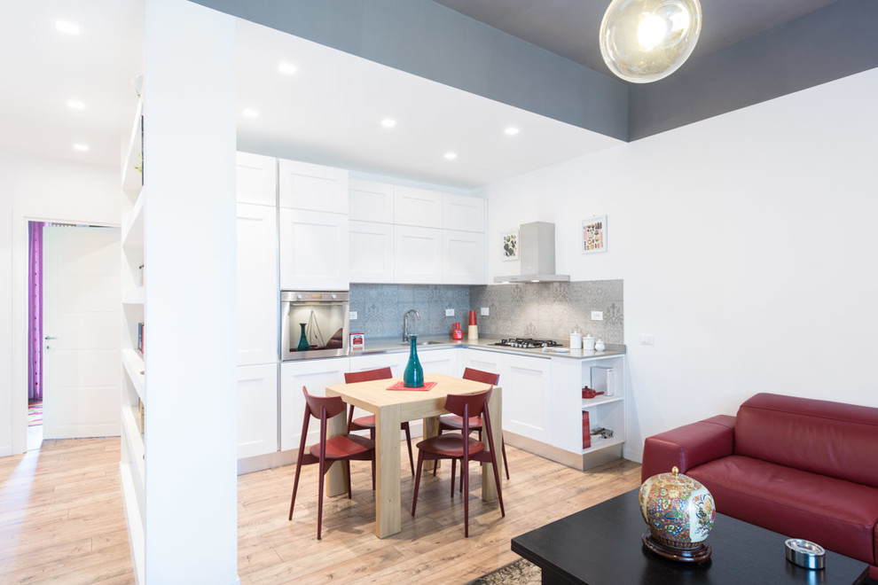 Свежая идея для дизайна: угловая кухня-гостиная в стиле модернизм с одинарной мойкой, фартуком из керамической плитки и светлым паркетным полом без острова - отличное фото интерьера