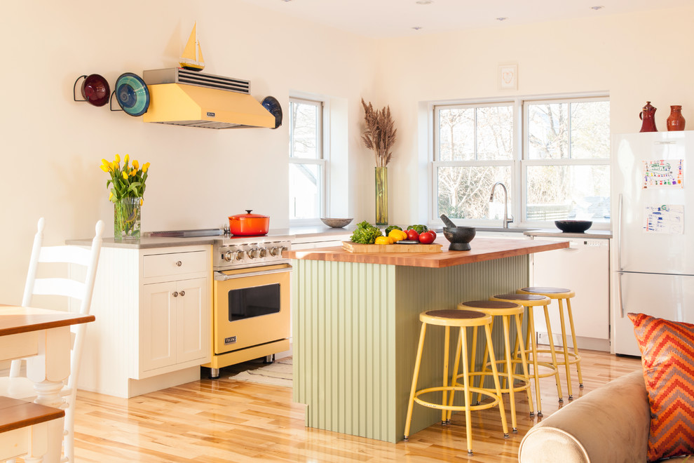 Cette photo montre une cuisine ouverte éclectique en L avec un placard à porte shaker, des portes de placard blanches et un électroménager de couleur.