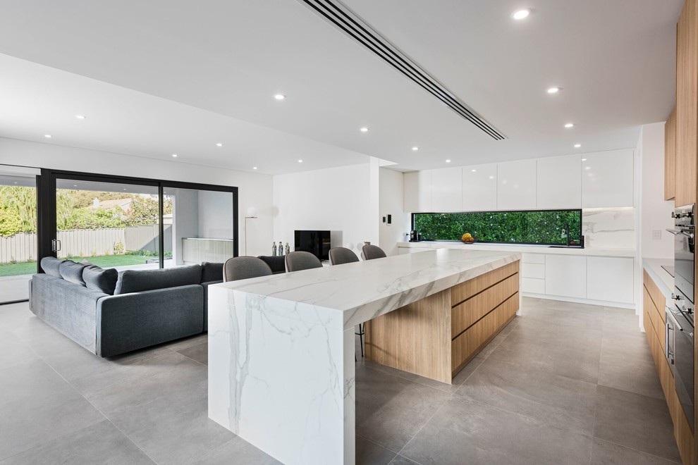 Offene, Große Moderne Küche mit hellen Holzschränken, Küchenrückwand in Weiß, Rückwand aus Stein, Küchengeräten aus Edelstahl, Kücheninsel und grauem Boden in Perth