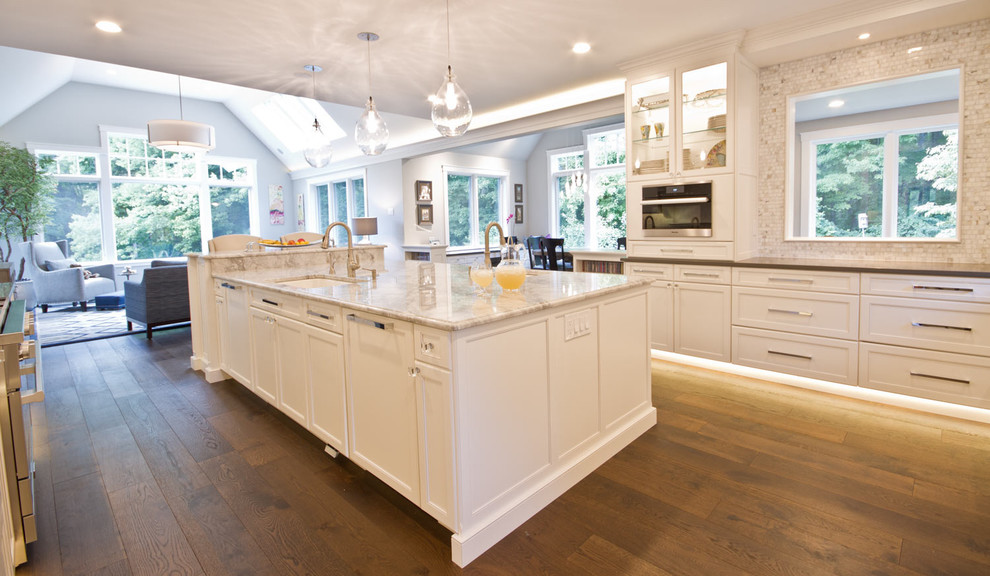Bild på ett vintage kök och matrum, med en enkel diskho, marmorbänkskiva, stänkskydd i stenkakel, rostfria vitvaror, mellanmörkt trägolv och en köksö