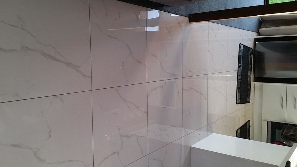 Esempio di una cucina design di medie dimensioni con pavimento in gres porcellanato e pavimento bianco