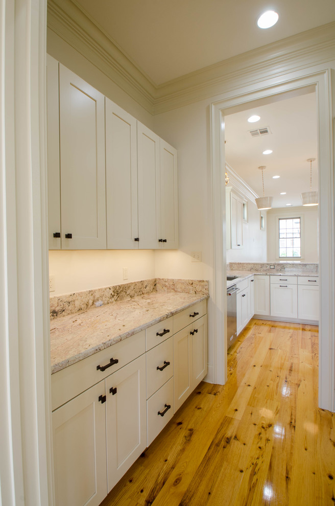 Inspiration for a mid-sized timeless kitchen remodel in New Orleans