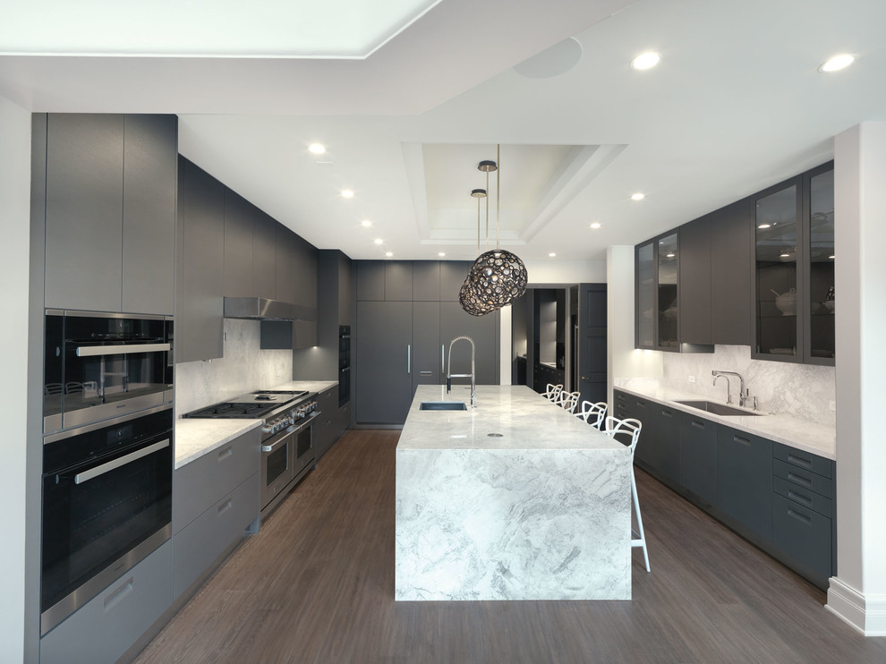 Exempel på ett stort modernt grå grått kök, med en undermonterad diskho, släta luckor, grå skåp, marmorbänkskiva, grått stänkskydd, stänkskydd i marmor, rostfria vitvaror, mörkt trägolv, en köksö och brunt golv