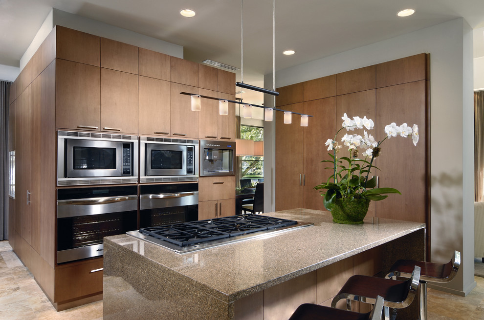 На фото: кухня в стиле модернизм с плоскими фасадами и фасадами цвета дерева среднего тона