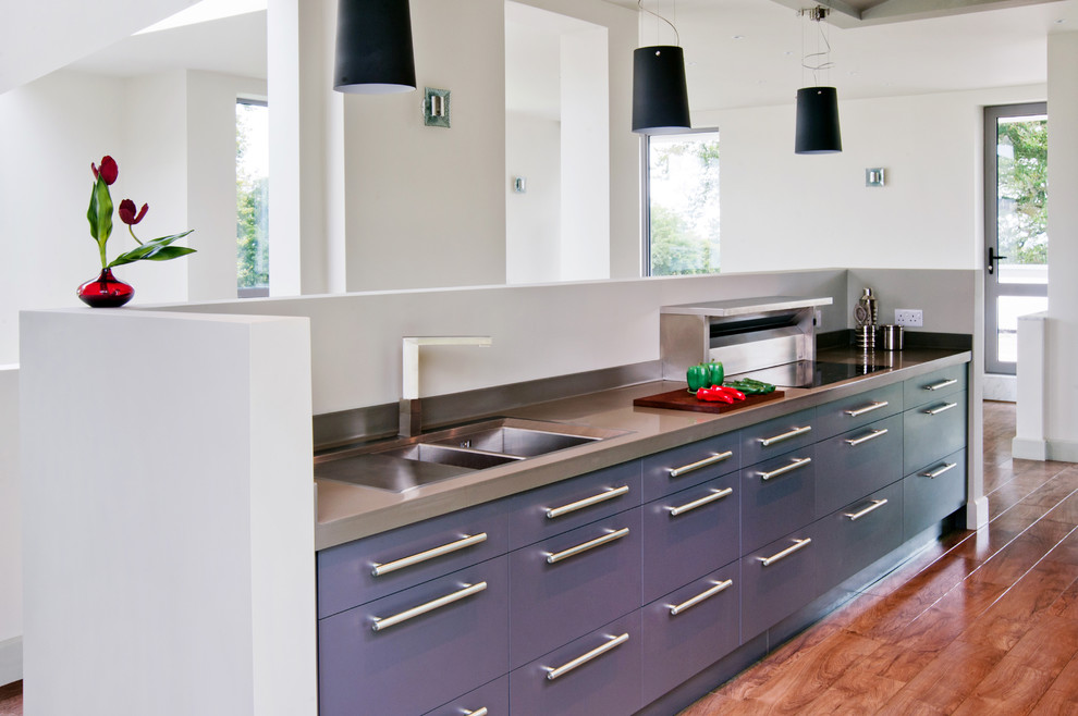 Esempio di un cucina con isola centrale minimalista con lavello a doppia vasca, ante lisce e ante viola