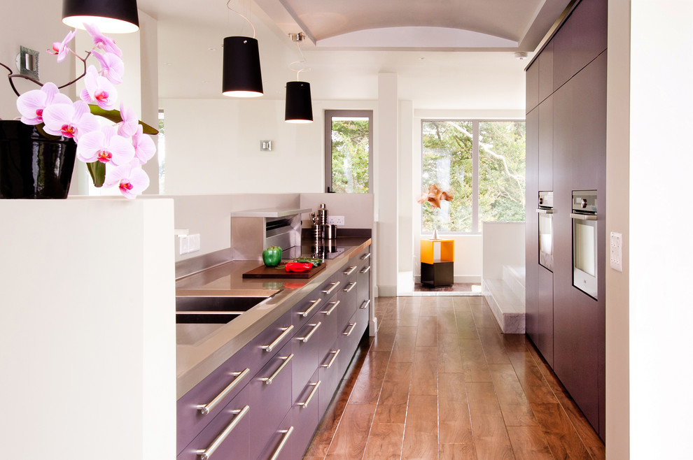 На фото: параллельная кухня в стиле модернизм с плоскими фасадами