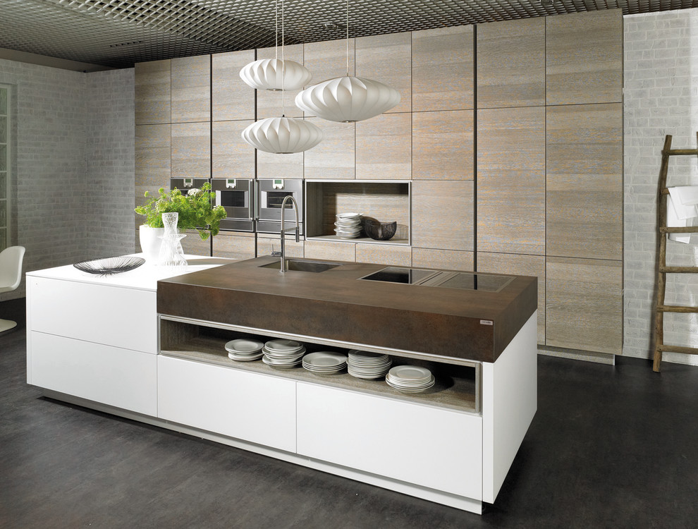 Foto de cocina comedor actual con fregadero bajoencimera, puertas de armario de madera clara y electrodomésticos de acero inoxidable
