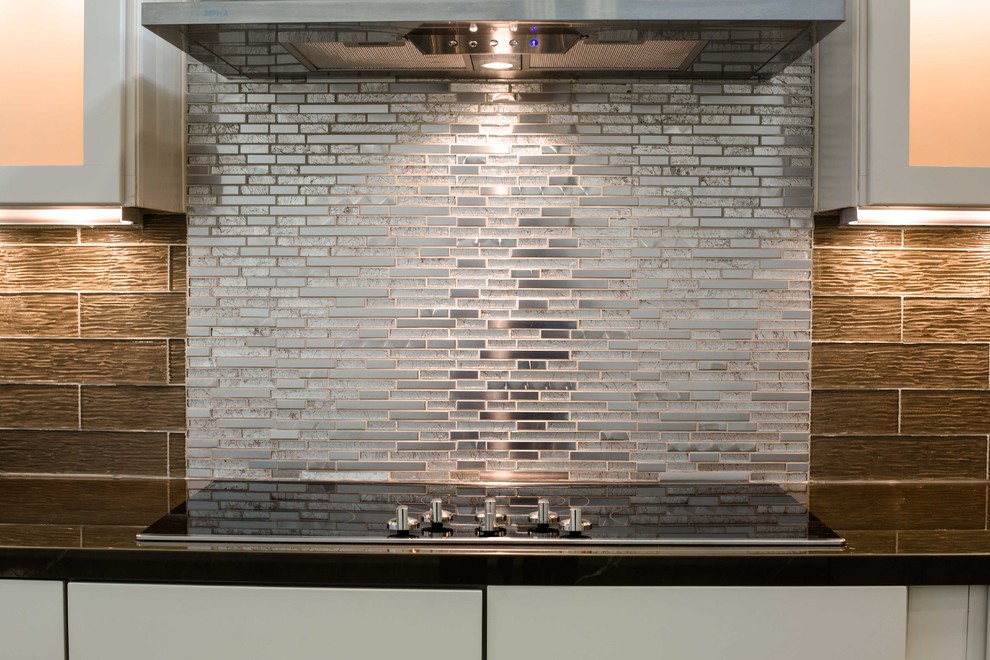 Bild på ett funkis l-kök, med en undermonterad diskho, släta luckor, vita skåp, bänkskiva i koppar, grått stänkskydd, stänkskydd i glaskakel, rostfria vitvaror, betonggolv och grått golv
