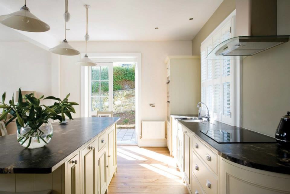 Mittelgroße Klassische Wohnküche in U-Form mit Kücheninsel in Cork