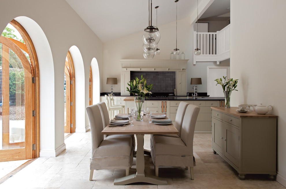 На фото: кухня в классическом стиле с обеденным столом, фасадами в стиле шейкер и серыми фасадами с