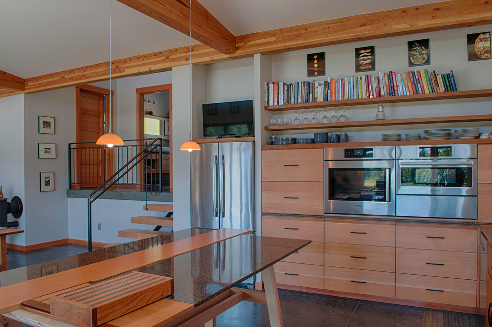 Exempel på ett stort modernt kök, med en undermonterad diskho, släta luckor, skåp i mellenmörkt trä, bänkskiva i terrazo, rostfria vitvaror, ljust trägolv och en köksö