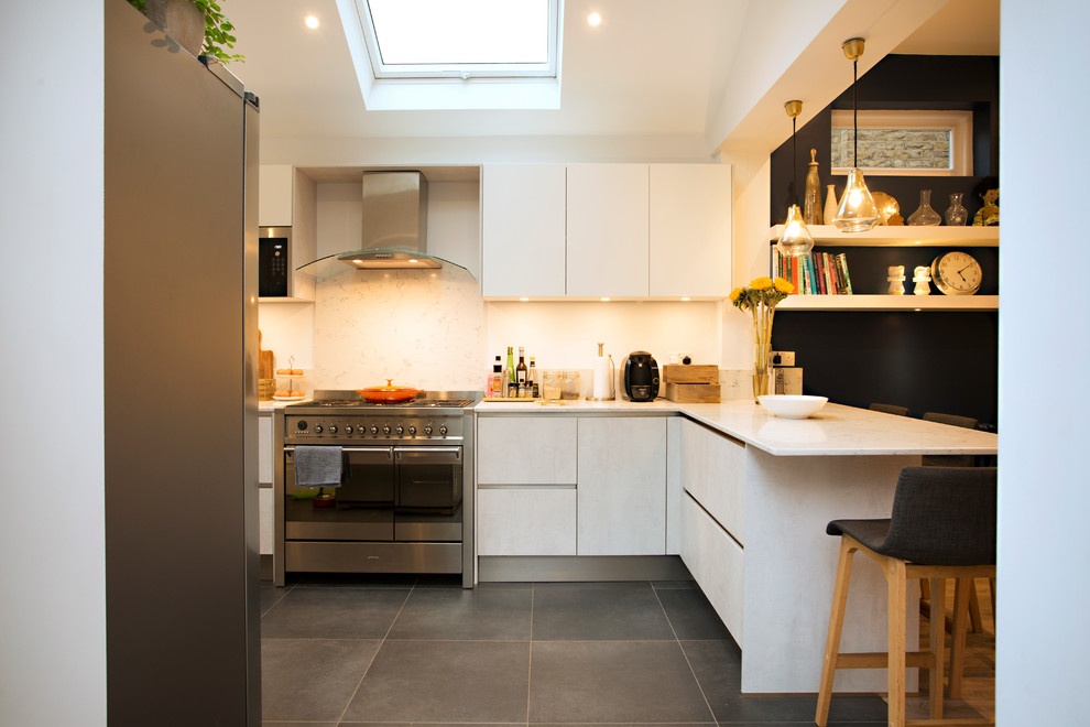 Offene, Kleine Moderne Küche mit flächenbündigen Schrankfronten, weißen Schränken, Halbinsel und grauem Boden in London