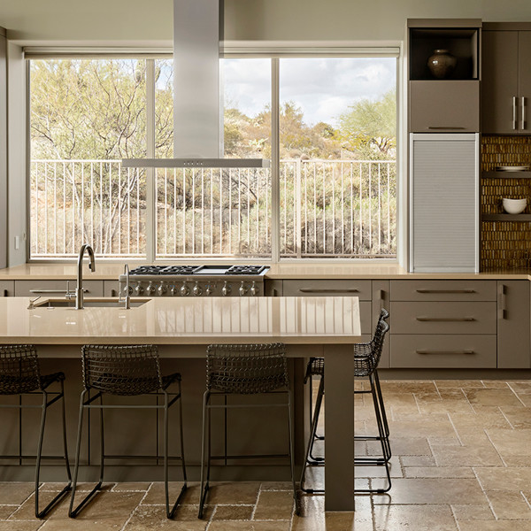 Foto di una cucina moderna con paraspruzzi a effetto metallico e paraspruzzi con piastrelle di vetro